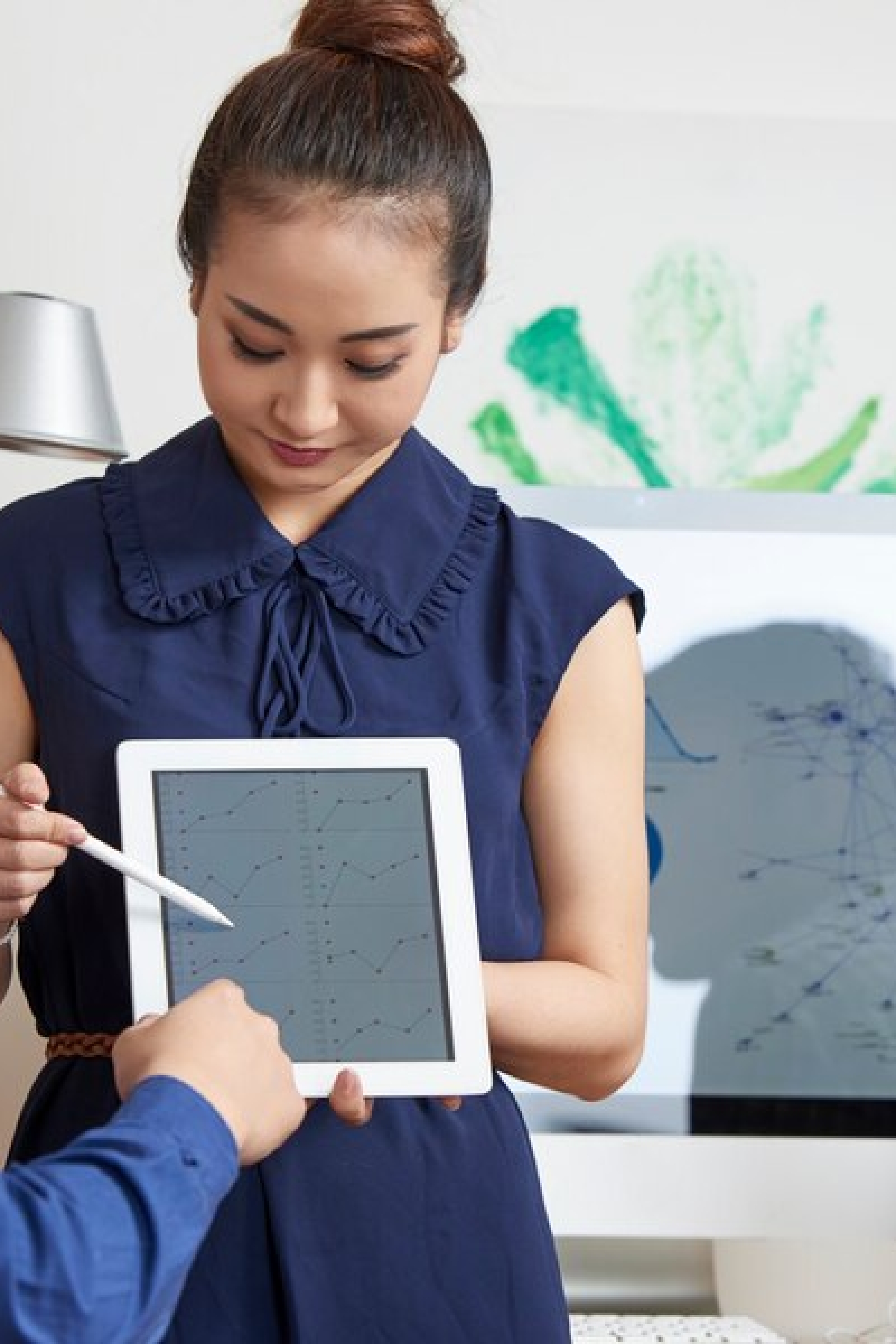 business-people-discussing-statistics_1098-21568